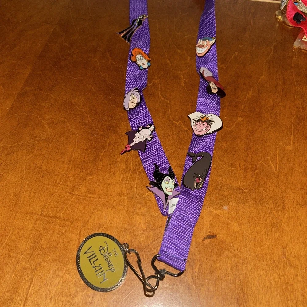 DISNEY CATALOG-VILLAINS LANYARD PIN SET Of 9 PINS + LANYARD F1
